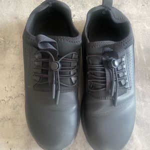 Clove sneakers for healthcare workers